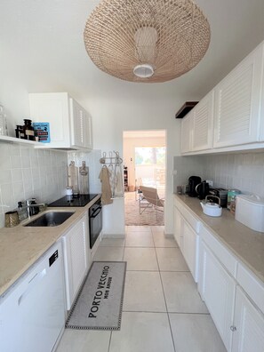 Kühlschrank, Mikrowelle, Ofen, Geschirrspüler