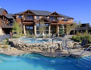 Una piscina cubierta, una piscina al aire libre