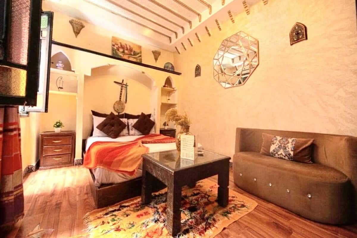 Standard Room, 1 King Bed | 1 bedroom, free WiFi