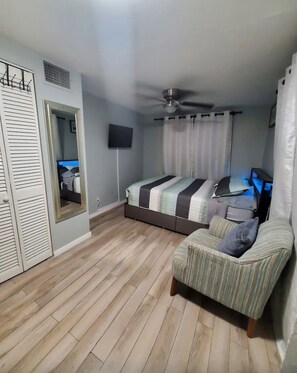 1 habitación, tabla de planchar con plancha, wifi gratis y ropa de cama 