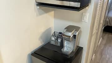 Refrigerador, microondas, cafetera y tetera y utensilios de cocina