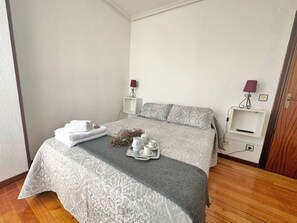 2 slaapkamers, een strijkplank/strijkijzer, beddengoed