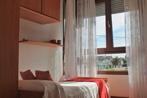 2 bedrooms, iron/ironing board, bed sheets