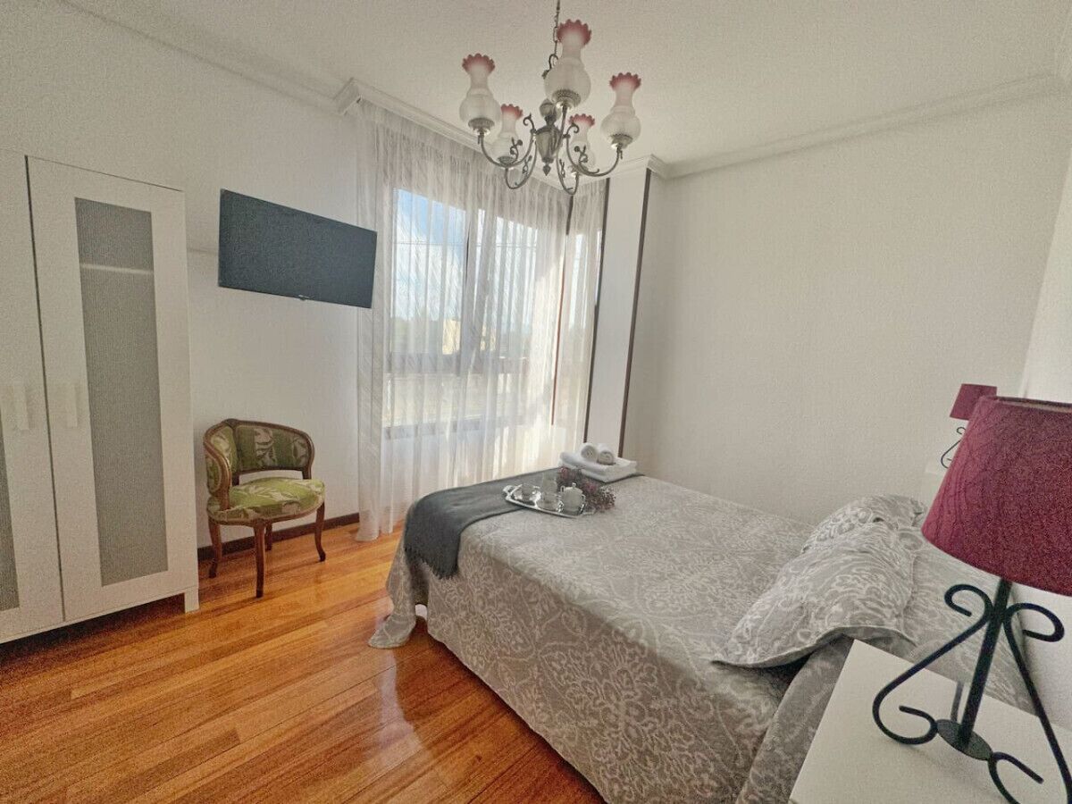 2 عدّة غرف نوم ومكواة/لوح كي وملاءات أسرّة