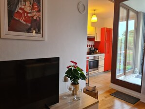 Departamento (1 Bedroom) | Sala de estar | Televisión de 108 cm con canales vía satélite 