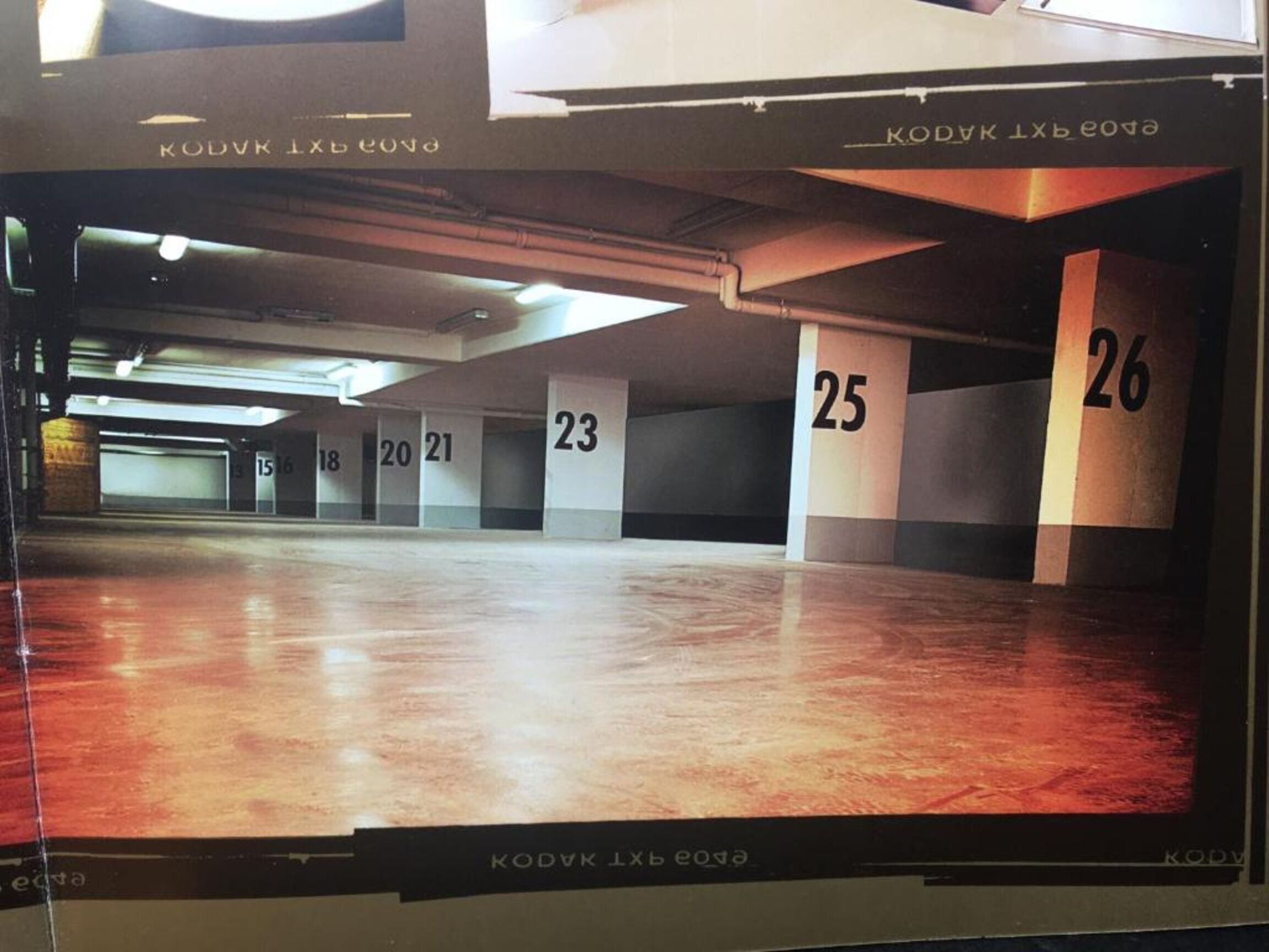 Een parkeergarage met genummerde parkeerplaatsen.