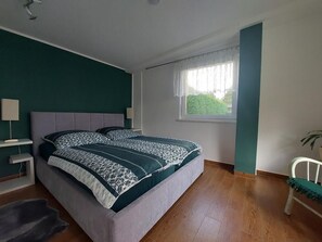 1 bedroom, bed sheets