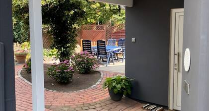 Erdgeschoss-Ferienwohnung auf ca. 78 qm, hochwertig und modern eingerichtet mit möblierterTerrasse mit Gartenteich und Grillmöglichkeit, überdachter E-Bike-Ladestation und abschließbarem Fahrradraum. Freuen Sie sich auf: eine voll ausgestattet...