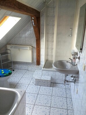 Bathtub, towels
