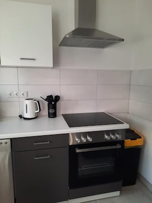 Kylskåp, mikrovågsugn, ugn och diskmaskin