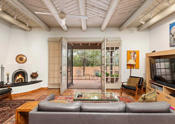 Téléviseur connecté, foyer, lecteur de DVD, livres