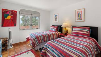 2 habitaciones, escritorio, tabla de planchar con plancha y wifi gratis