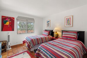 2 Schlafzimmer, Schreibtisch, Bügeleisen/Bügelbrett, kostenloses WLAN