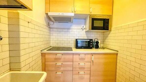 Geladeira, micro-ondas, fogão, cafeteira/chaleira