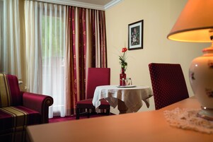 小型套房 | 起居区 | 电视