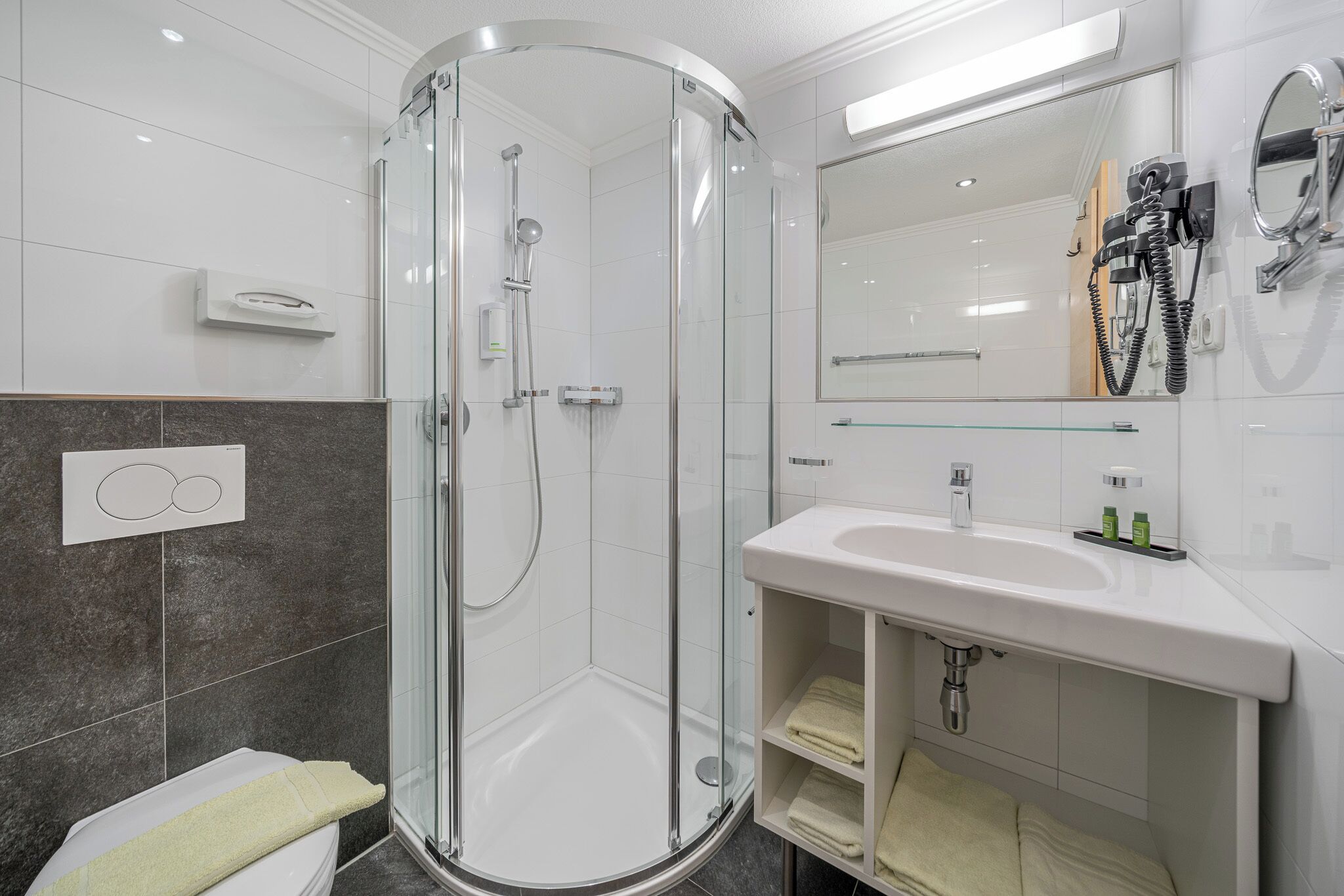Family Room | Bathroom | Shower, free toiletries, hair dryer, bathrobes
