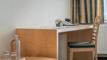 Habitación familiar | Caja de seguridad en la habitación, cortinas blackout y insonorización