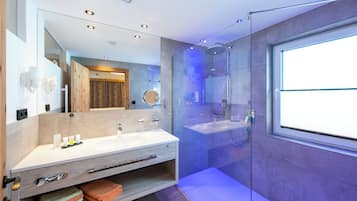 Amenidades de baño gratuitas, secadora de cabello, batas, pantuflas
