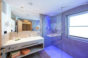 免费洗浴用品、吹风机、浴袍、拖鞋