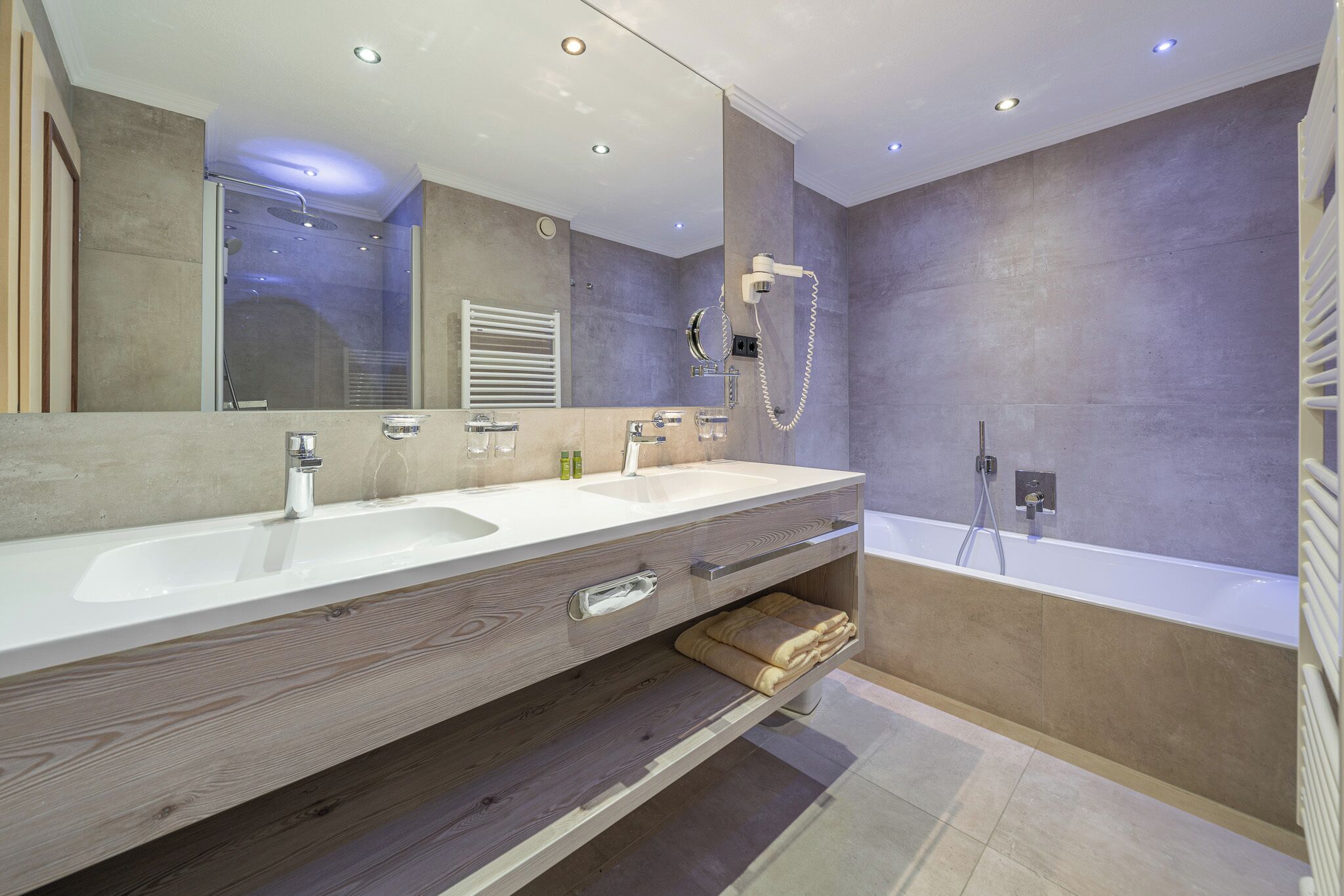 Habitación familiar | Baño | Regadera, amenidades de baño gratuitas, secadora de cabello, batas 