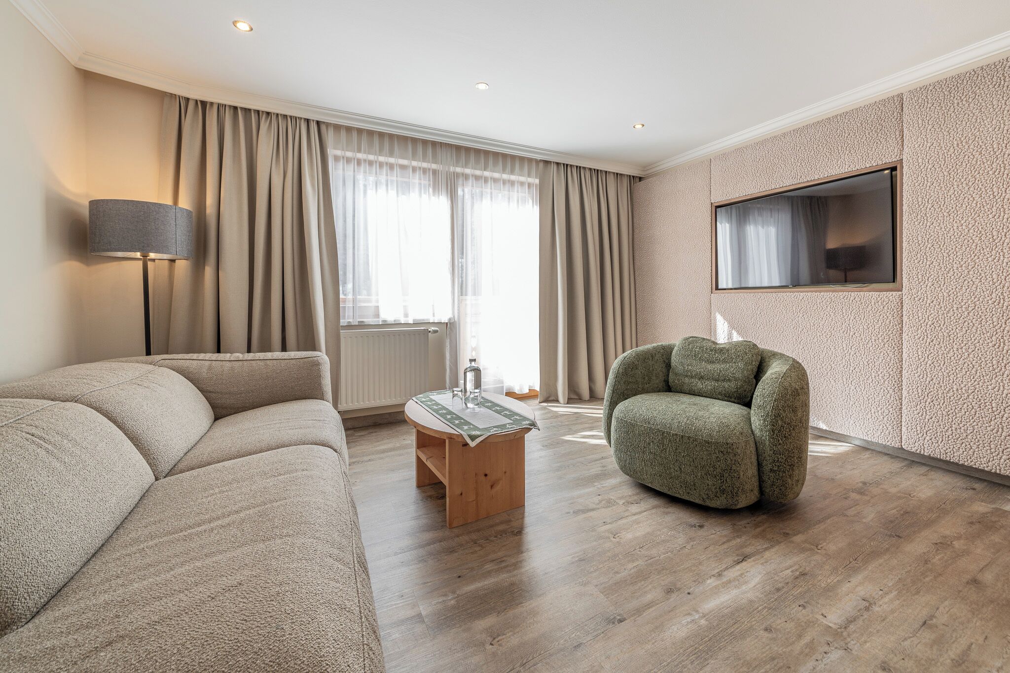 Junior-Suite | Wohnbereich | 30-Zoll-Fernseher mit Satellitenempfang