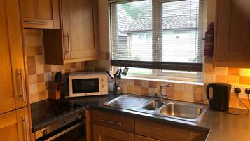 Huis | Privékeuken | Een koelkast, een magnetron, een oven, een kookplaat