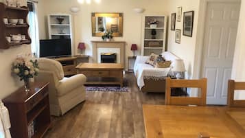 Ferienhaus | Wohnbereich | Fernseher, Kamin