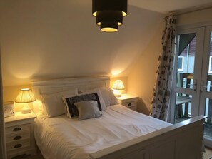 3 chambres, fer et planche à repasser, accès au Wi-Fi (inclus)