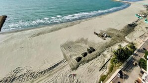 A beach with a clear view of the ocean and a distant city skyline. - 2P1-AL APARTAMENTO 2 ALC FRENTE AL MAR  (Cartagena)