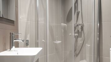 Penthouse Prestigio | Baño | Regadera, secadora de cabello, toallas, shampoo