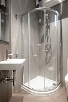 Signature Penthouse | Bathroom | Shower, hair dryer, towels, shampoo
