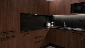 Apartamento júnior | Cozinha privada | Geladeira grande, micro-ondas, cooktop, chaleira elétrica
