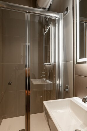 Shower, hair dryer, towels, shampoo - Marea Central Apartments  (Sliema)