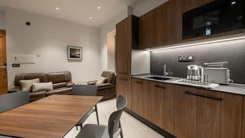 Cobertura com design assinado | Cozinha privada | Geladeira grande, micro-ondas, cooktop, chaleira elétrica
