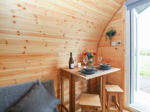 Kühlschrank, Wasserkocher, Toaster, Kochgeschirr/Geschirr/Besteck
