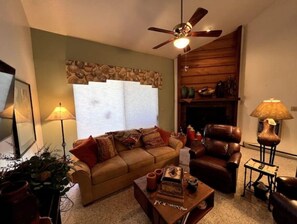 Living area - Cozy 2 bedroom condo with free parking on premises (Angel Fire)