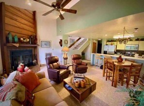 Living area - Cozy 2 bedroom condo with free parking on premises (Angel Fire)