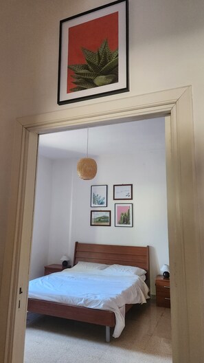 3 soverom, skrivebord, strykejern/-brett og reiseseng for barn