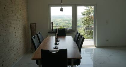 Ferienhaus mit wunderschöner Aussicht in zentraler Lage