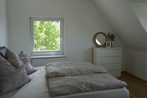 3 bedrooms, travel crib, free WiFi, bed sheets