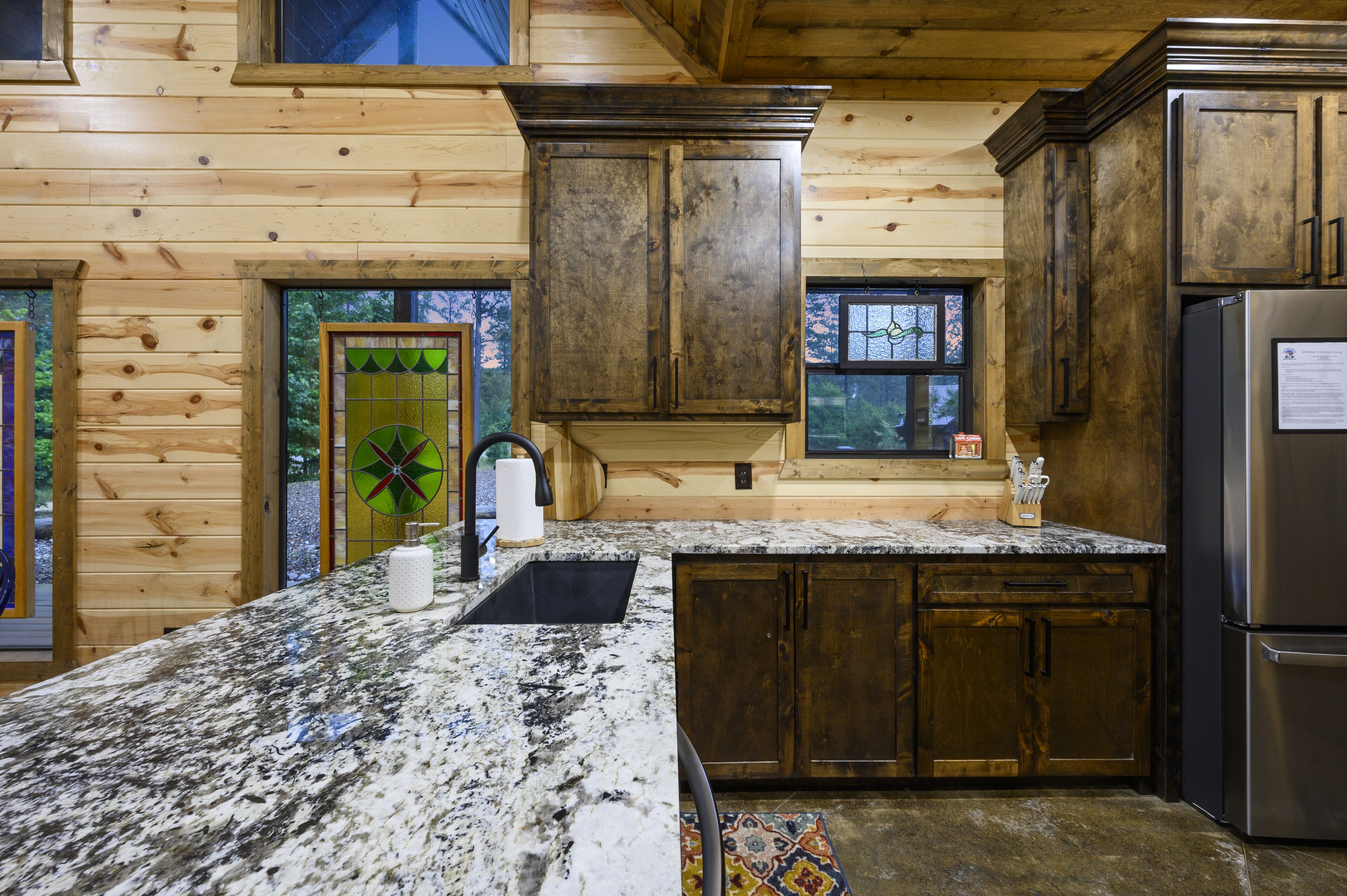 Always Sunny: Sleep 6, Ht Tub, Fireplc, Wi-Fi, Pets, Swing, Hammock, Tetherball