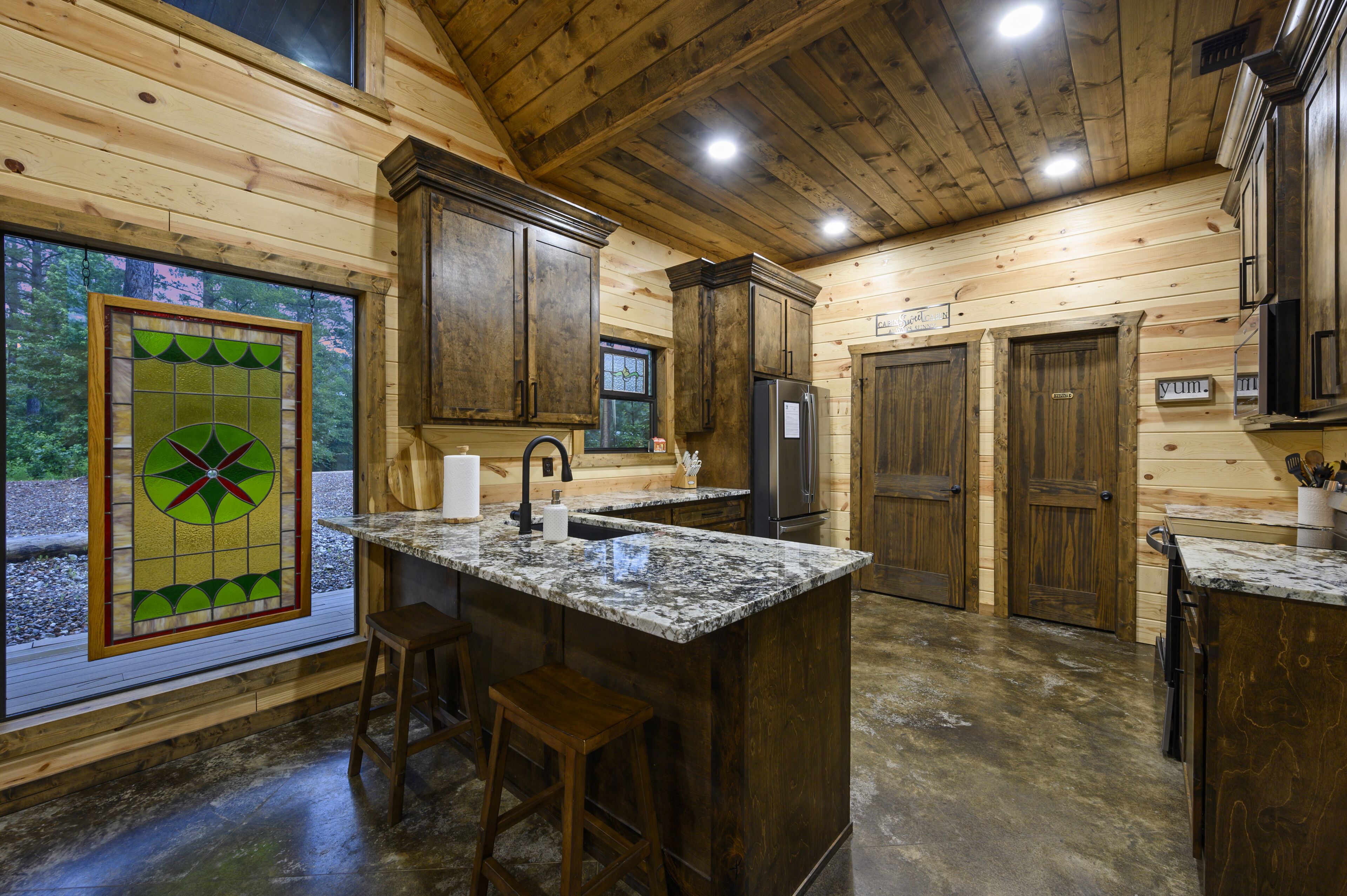 Always Sunny: Sleep 6, Ht Tub, Fireplc, Wi-Fi, Pets, Swing, Hammock, Tetherball