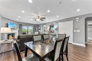Dining - Cozy Retreat in the Heart of the City: Enjoy Free Daily Attractions & Indoor Pool! (Branson)