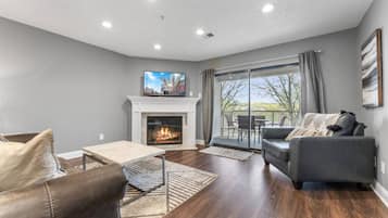 Smart-tv, eldstad och dvd-spelare