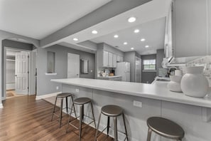 Fridge, microwave, oven, stovetop - Cozy Retreat in the Heart of the City: Enjoy Free Daily Attractions & Indoor Pool! (Branson)