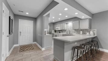 Kylskåp, mikrovågsugn, ugn och spishäll