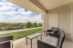 Terrace/patio - FREE TICKETS! Spacious Oasis in Prime Location with Indoor Pool! (Branson)