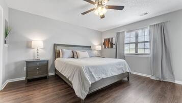 2 quartos, espaço de trabalho para notebook