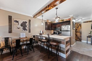 Fridge, microwave, oven, stovetop - Cozy Branson Condo with Free attraction Tickets! Easy Walk-In Access & Close to Attractions! (Reeds Spring)