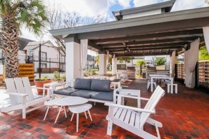 Outdoor dining - Med Cen | NRG | Cozy Boho | Monthly Discount (HOUSTON)